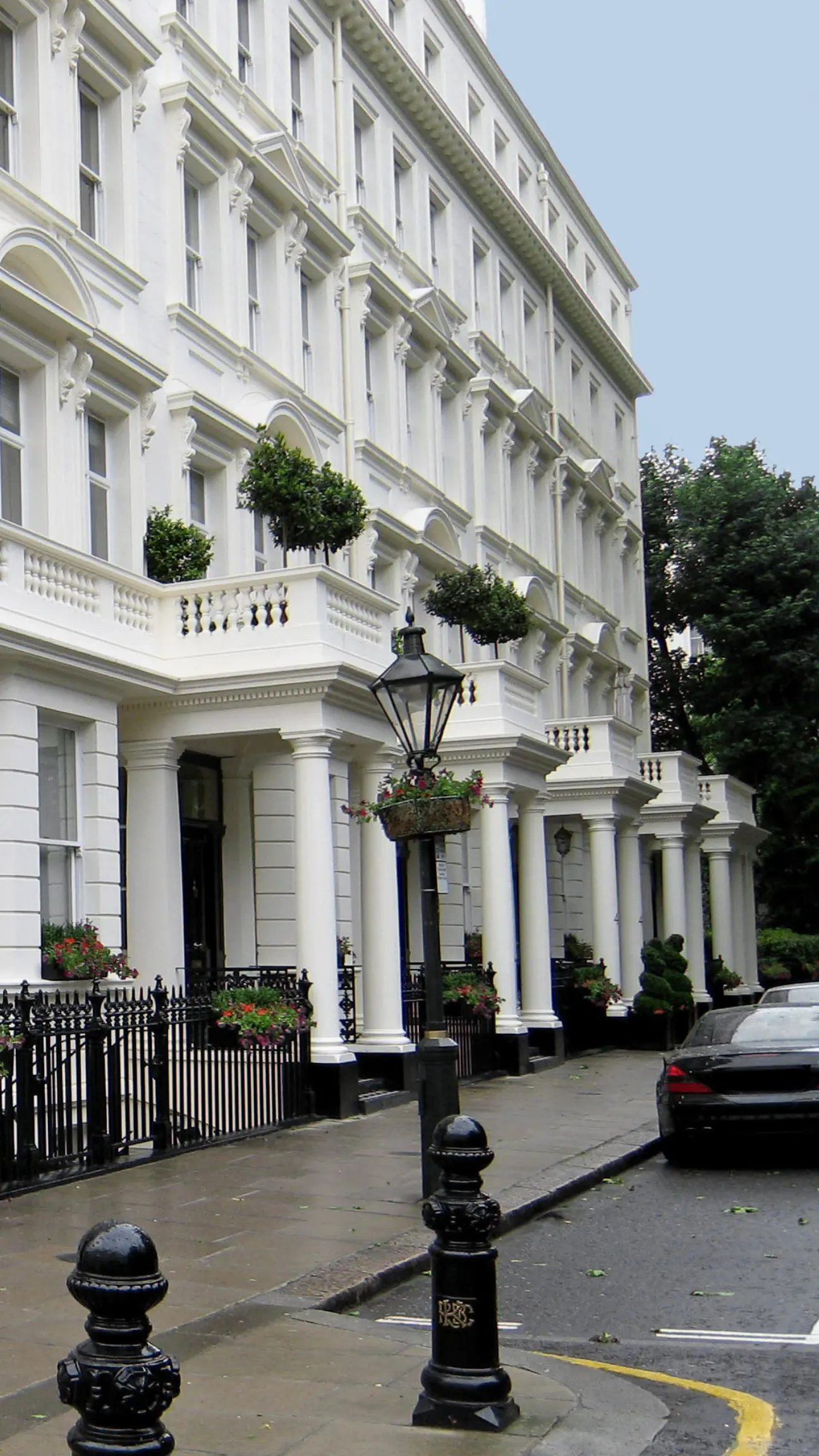 This portrait shows a residential area of London that gutter cleaners are commonly cleaning in London